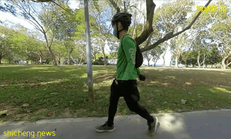 因爲疫情，他從新加坡知名銀行辭職，送起了外賣，日入200新幣