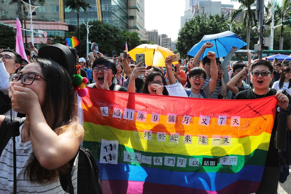亚洲第一！　台湾通过同婚专法，挺同人士喜极而泣