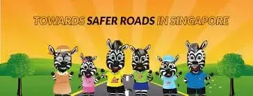 这也太冲动了!新加坡休旅车挡路,后面轿车怒而将其撞离车道