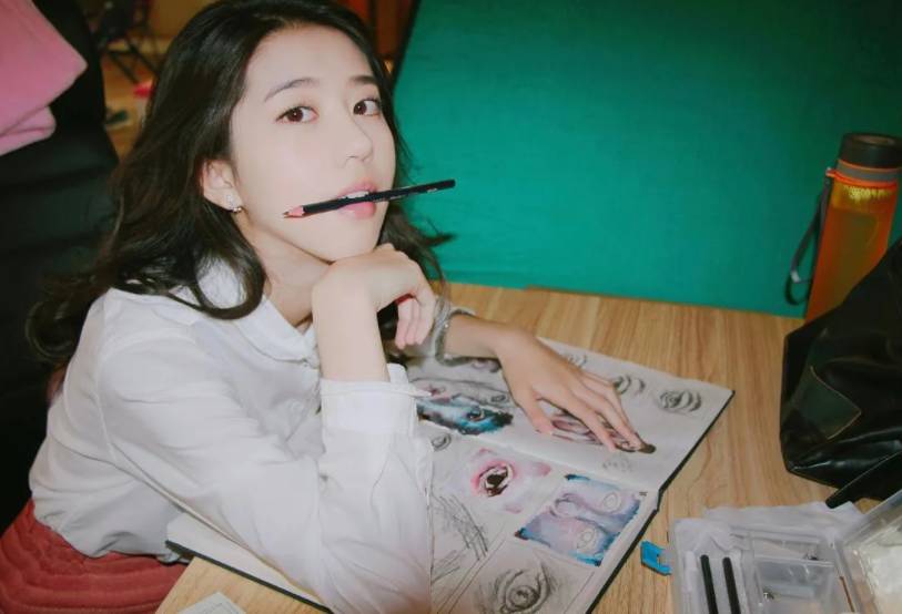 她被稱爲新加坡“蘋果女神”，畢業于北京電影學院，出演過《九州・海上牧雲記》