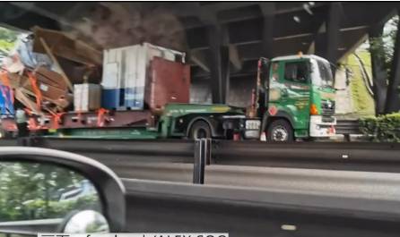 新加坡二货司机无视限高,货物直撞高架、货物一地狼藉