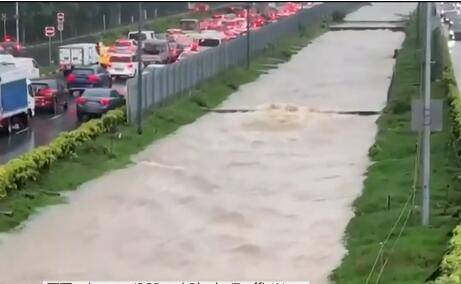 新加坡！雨҉雨҉雨҉雨҉雨҉雨҉41年最大雨量邀你看“黃河”