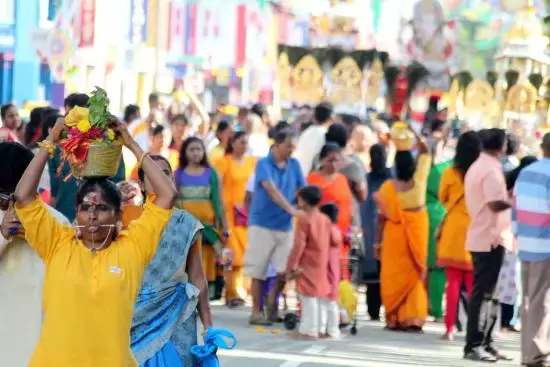 頭頂牛奶、鋼針刺入身體 ... 李總理說這個新加坡節日,今年不一樣
