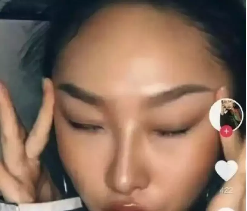 因为眯眯眼,她拍的这些照片被指辱华!外国女生做了这个姿势后,新加坡人也怒了