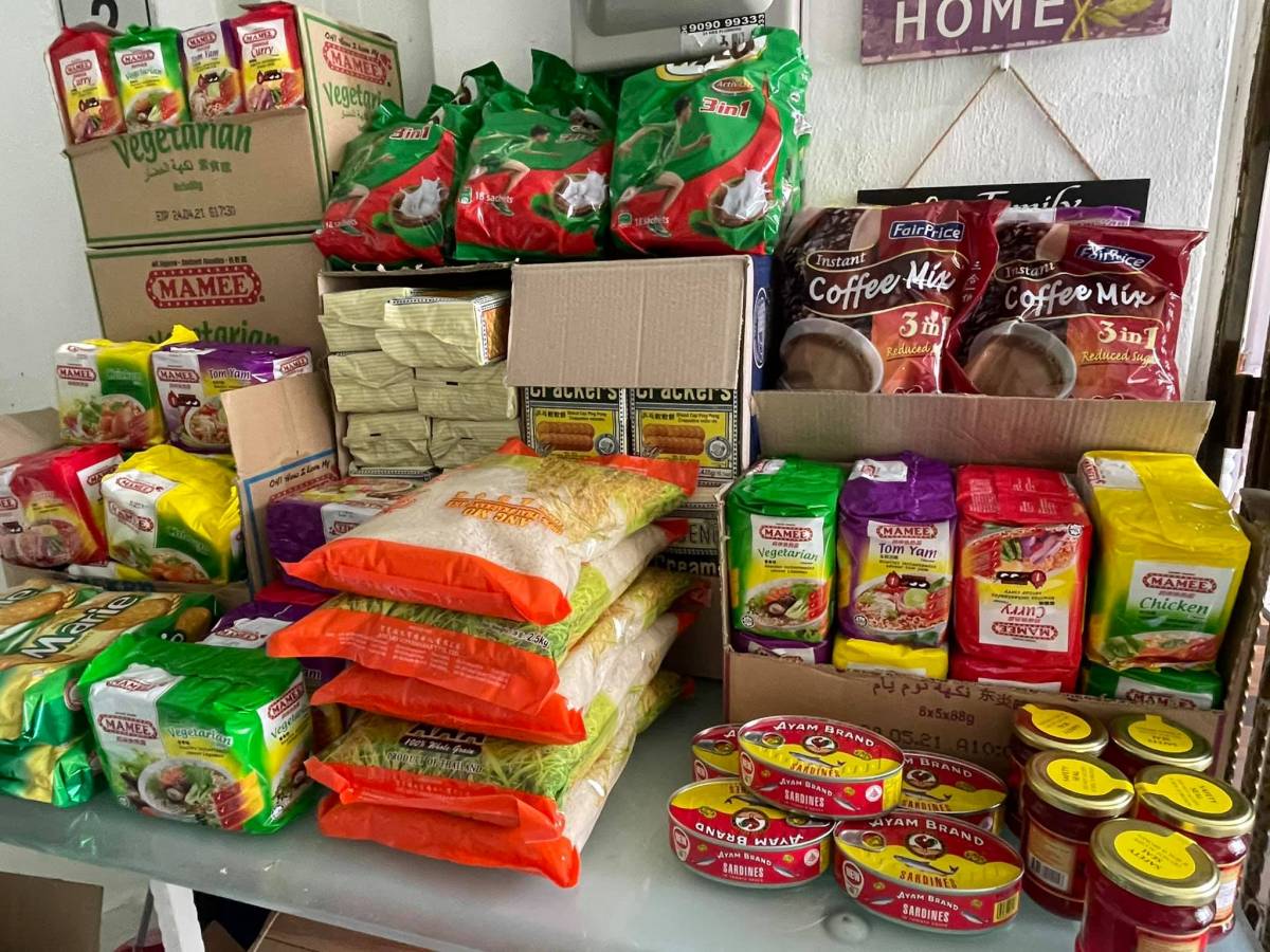 組屋驚現免費“迷你雜貨鋪”🆓 馬來同胞齋戒月期間做善事！門口擺放餅幹、飲料、大米等免費領取👏🏻