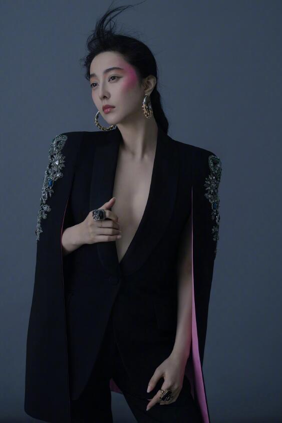 范冰冰为复出也是拼了!罕见大尺度登新加坡杂志,好身材太劲爆