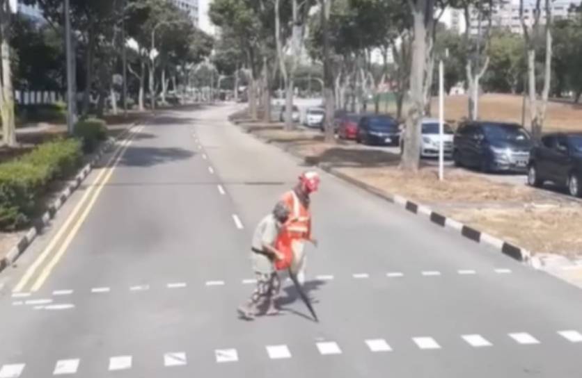 新加坡爱心客工搀扶阿嫲过马路引狂赞,网友邀其搭乘摩天轮