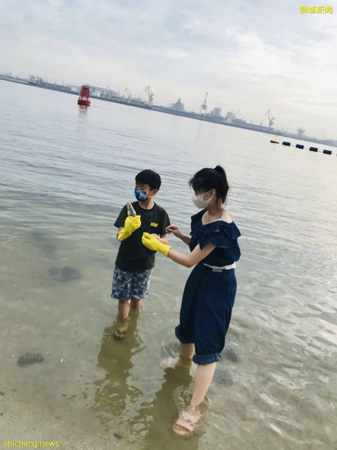 “我的两个儿子,就爱在新加坡捡垃圾!”