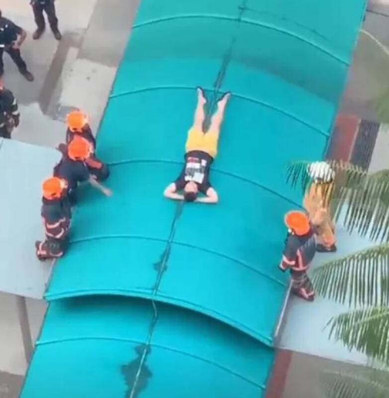 男子躺走廊顶盖“放空” ·  遭警劝阻 喊说“我又没打扰人”