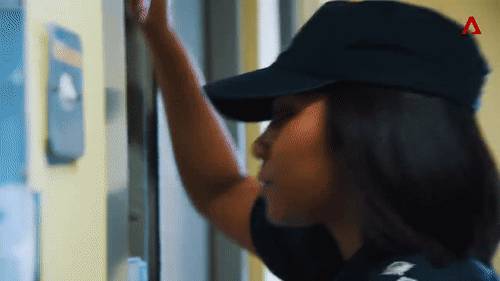 新加坡监狱内爆发斗殴,伤人者鞭刑+6年刑期!狱内实拍曝光