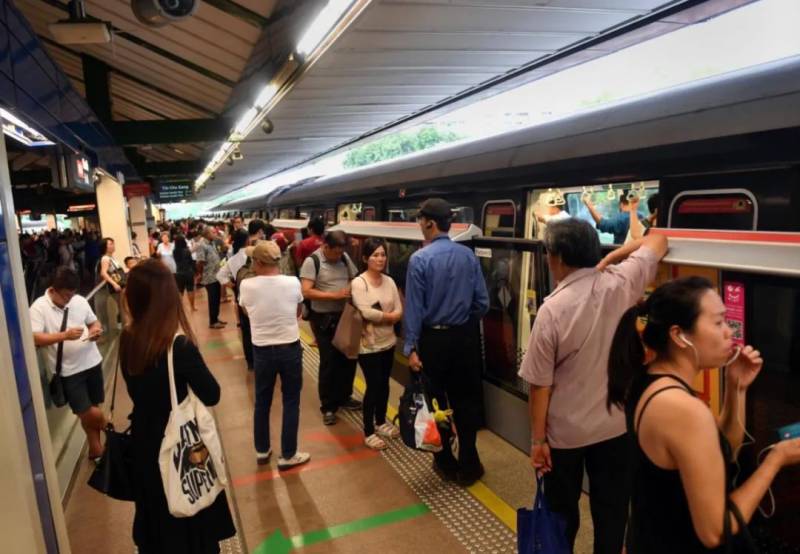 實拍!新加坡地鐵線大崩潰!人擠人,黑暗中被鎖車廂三小時