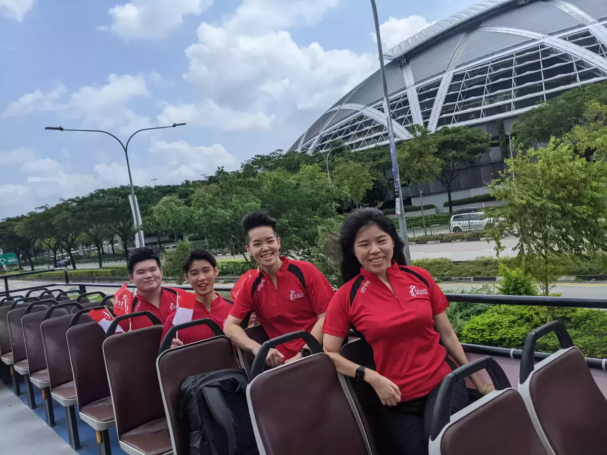 四名运动健儿乘敞篷巴士巡游 庆祝凯旋