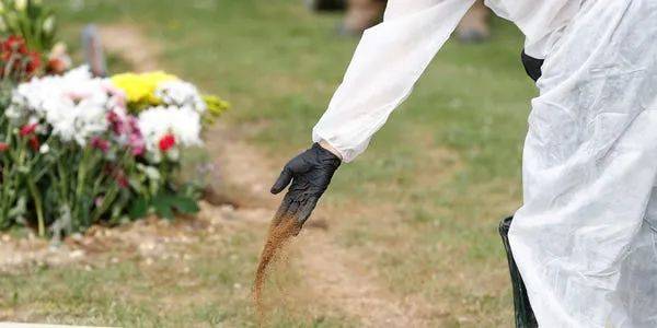 殡儀館女老板誤殺前男友?事後設靈化妝,親自送走愛人