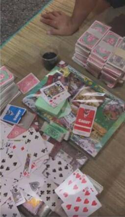 心贼大!新加坡四男子上演人鬼殊途,拿冥钞打牌装大拿