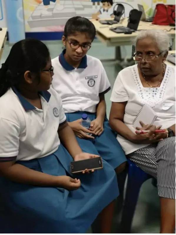 李显龙:每个善举都是新加坡甘榜精神的传承