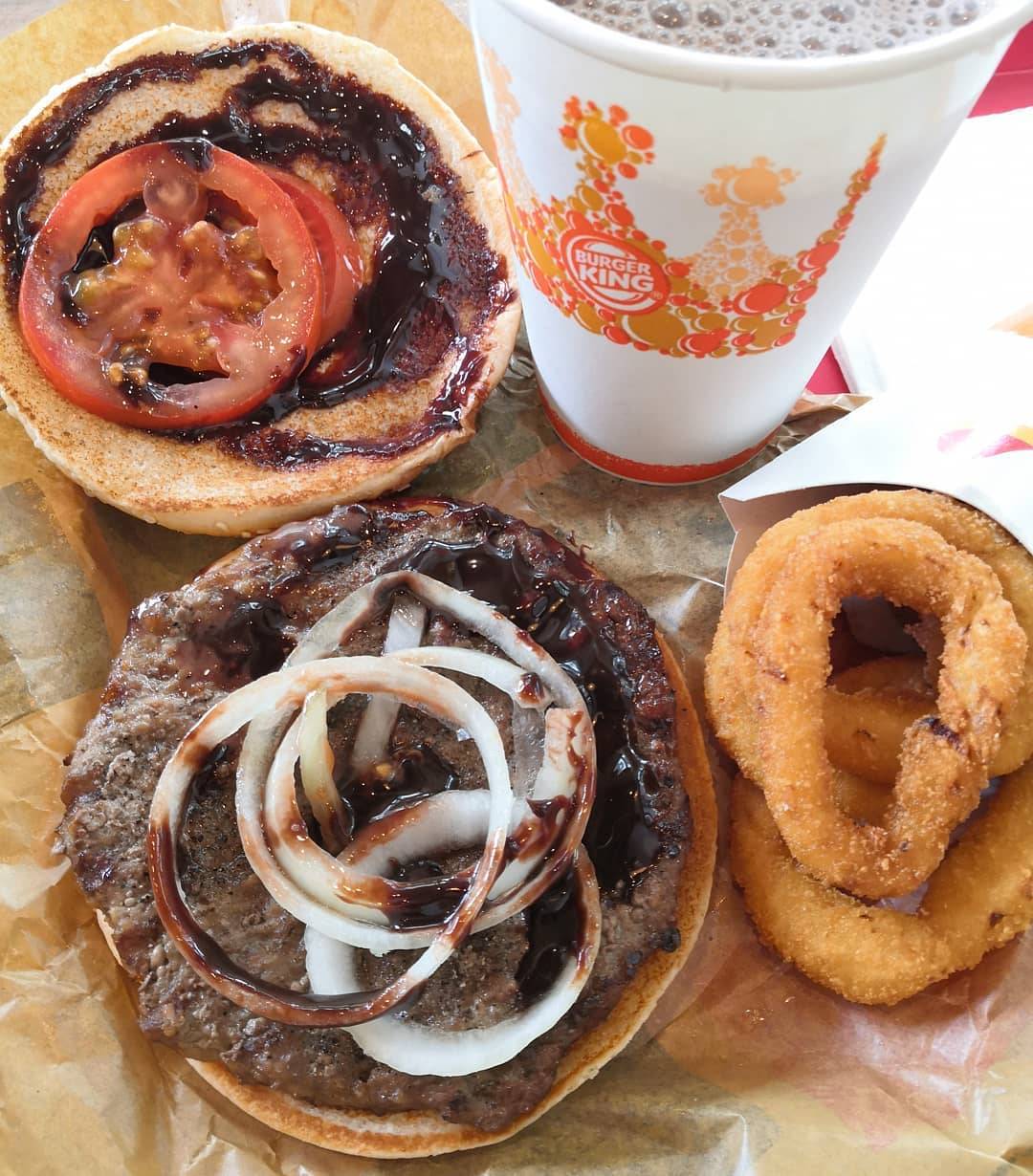 快餐限定新品上市🤤巧克力牛肉堡+椰糖冰淇淋+榴梿麻薯，限时售卖，赶快开吃🍔 