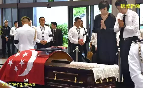 李顯龍總理發文!安倍晉三背後連中兩槍,美女保镖嚴重失職!他,和新加坡關系匪淺
