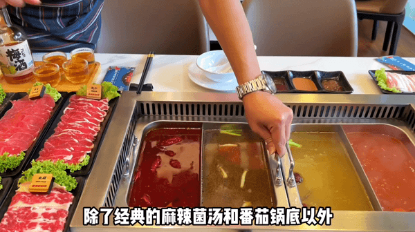 一邊K歌一邊涮火鍋，純正潮汕火鍋來了！5月份到店用餐即可享有：免費湯底+小龍蝦🤩 私人包廂備有K歌設施