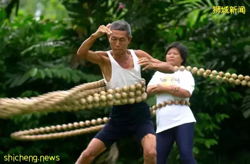 烏節路著名“木珠呼啦圈”街頭藝人過世 享年80歲