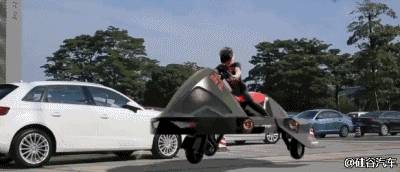 新加坡一辆车飞入灌木丛?网友：动作片看多了