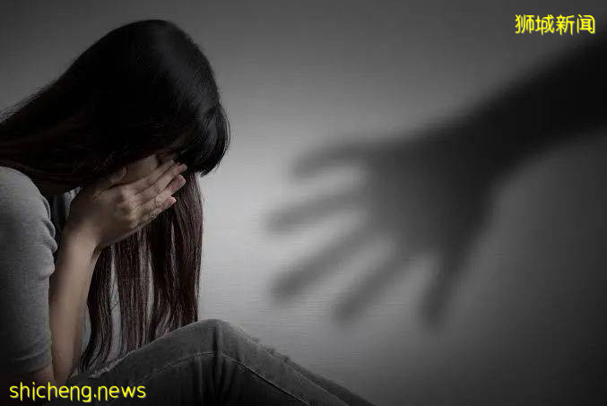 可怕！這個中國男子追求不成、反掐新加坡女室友的脖子