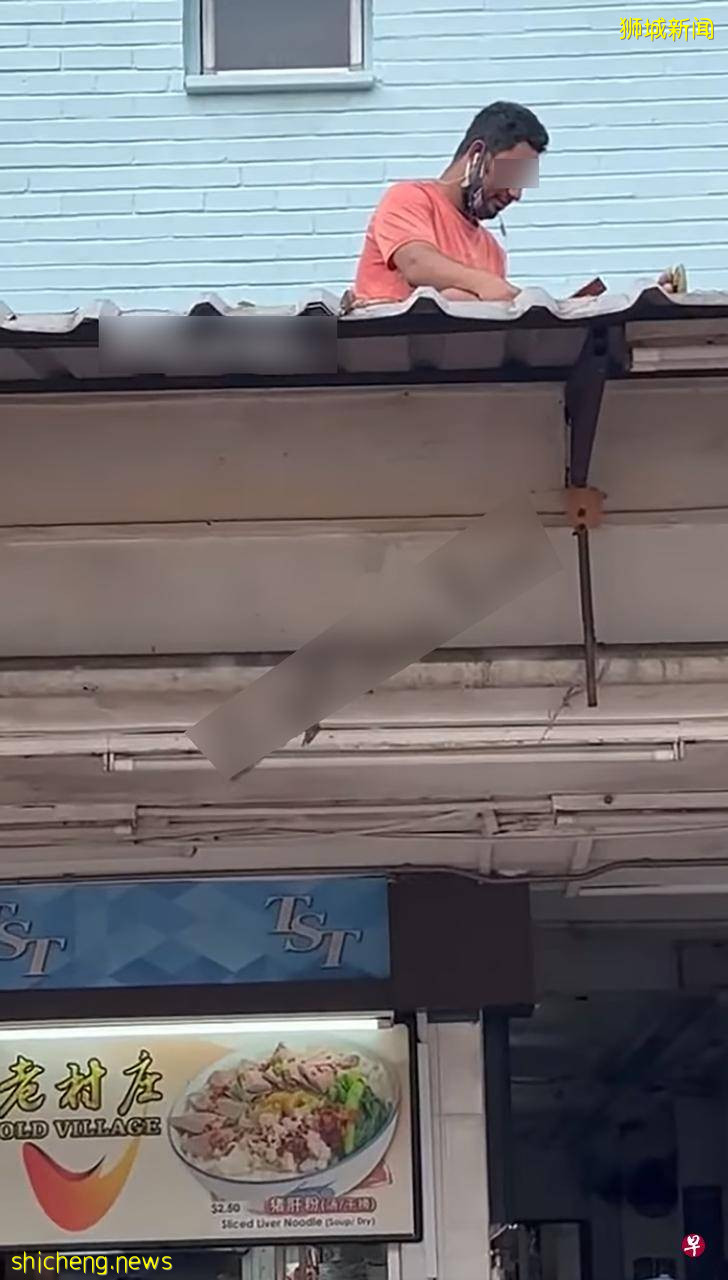 保持身距？为了方便？    男子坐屋顶吃饭玩手机