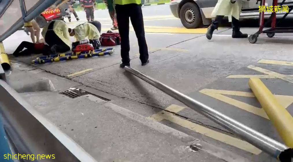 實拍新加坡巴士撞進德士站!頂棚倒塌、多人受傷,部長到場