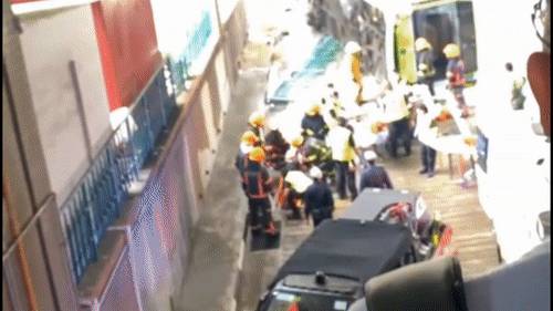 突发!新加坡一巴士从高处摔下,90度翻车窗户全碎!14人被紧急送往医院