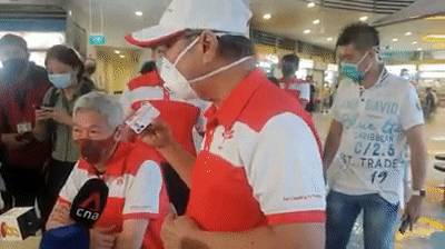 新加坡总理的弟弟李显扬宣布加入反对党,网友的评论亮了!