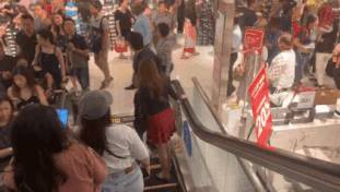 购物天堂乌节路挤成九曲十八弯，网友：中国国庆长假提前到了