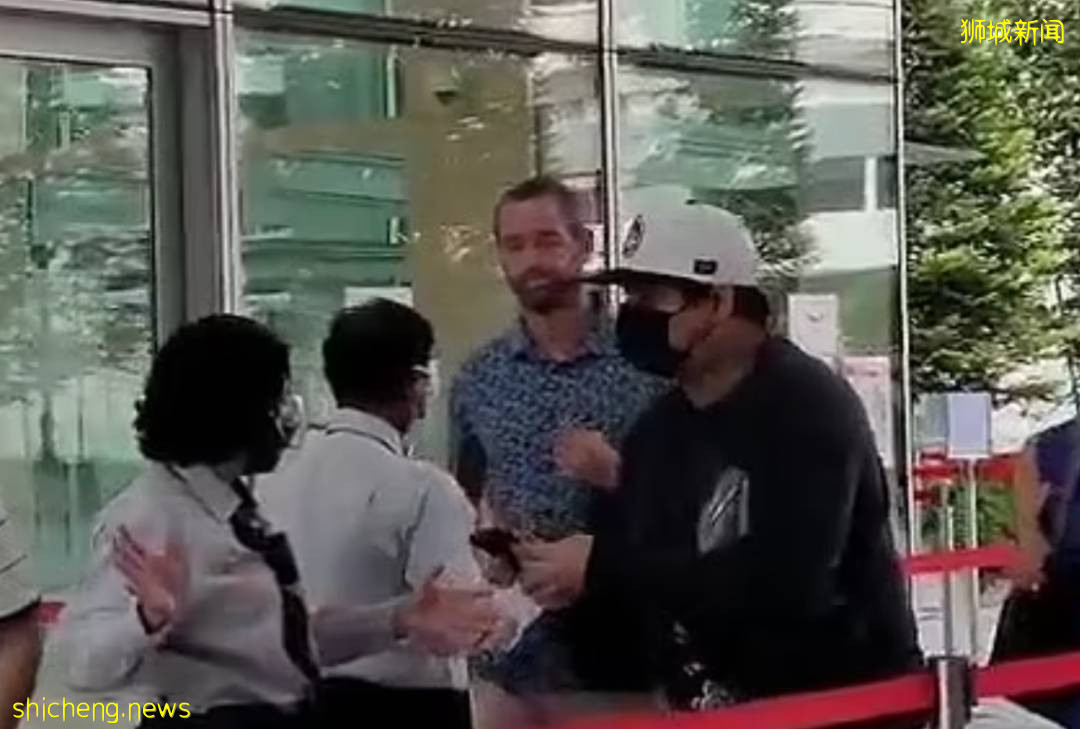 前有无罩嫂，现有无罩哥！这两人在新加坡“口罩自由”了