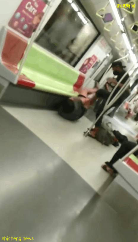 視頻瘋傳！新加坡地鐵突發罕見暴力鬥毆，男子遭拳打腳踢