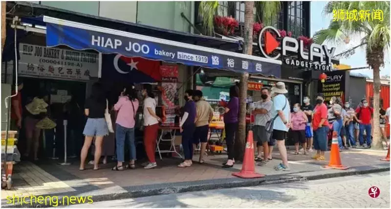 狮城客涌入新山    人气老街店现人龙