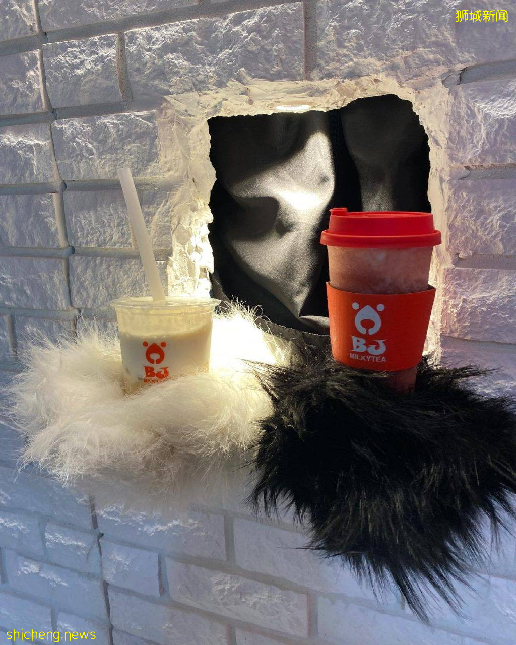 BJ Milkytea用熊掌送奶茶🧸毛绒绒熊爪破墙而出!互动+拍照、萌度直接狂升✨