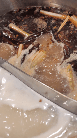 新加坡這家九宮格火鍋太贊了！不限量自助、免費湯底、送飲料