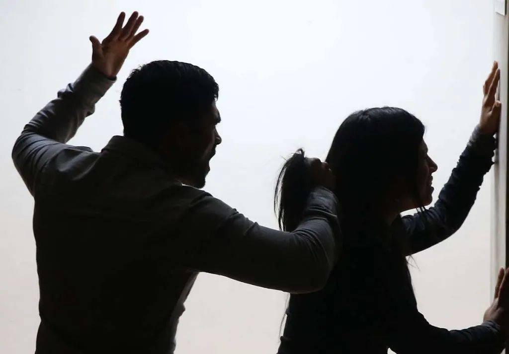 求欢不成,暴打女友!新加坡这个惯性家暴男竟是医生