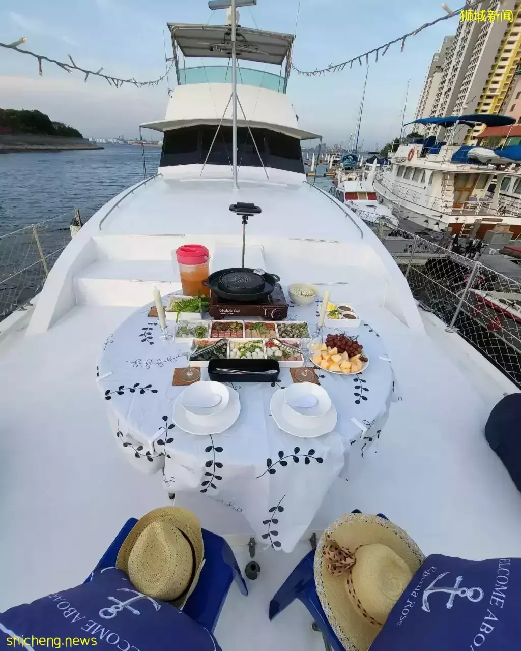 在游艇上吃Mookata!游艇、美食、美景我全都要