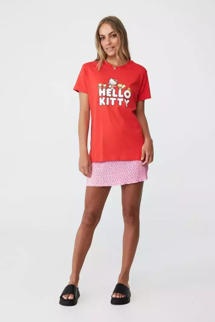 平价服饰Cotton On推出Hello Kitty合作系列,包括衣服、鞋子甚至还有穿戴甲片