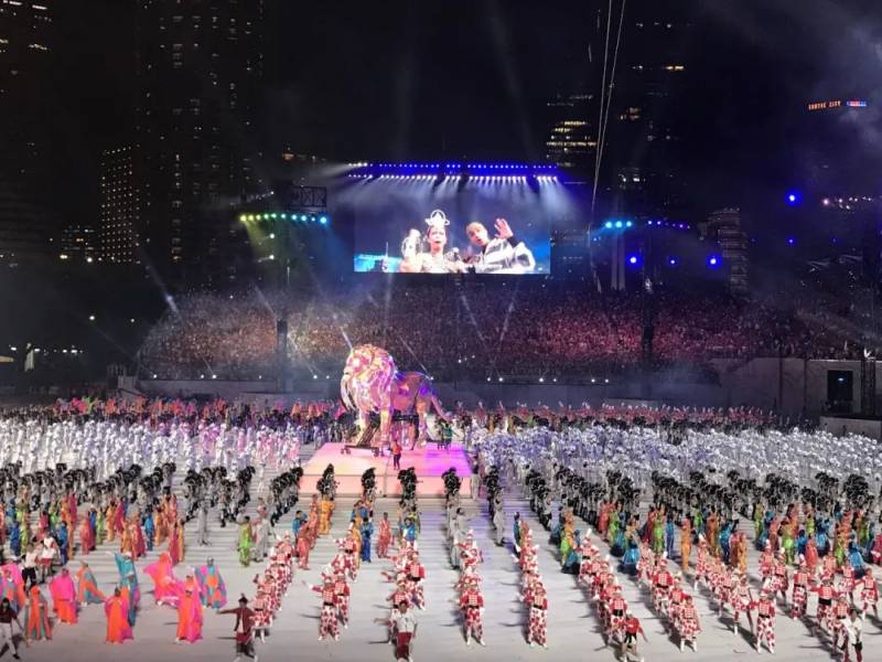 政府大厦前的大草场