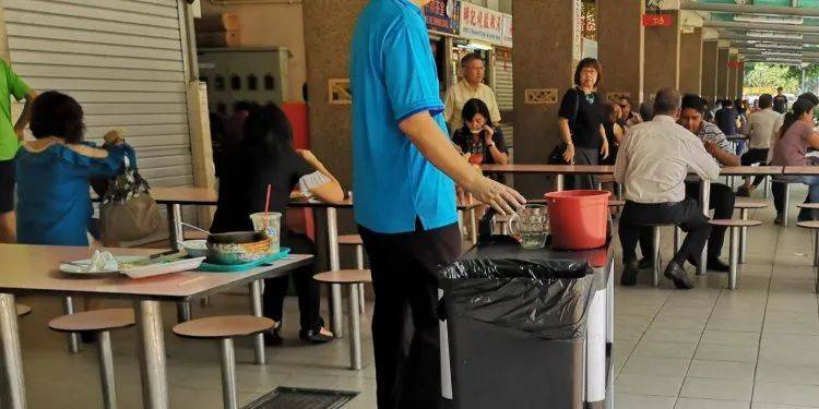 新加坡小販中心再現殘忍案件!年輕男子渾身是血,倒在地上