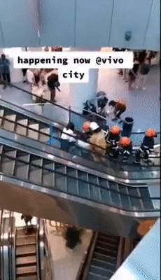 新加坡Vivocity電動扶梯“咬”人事故