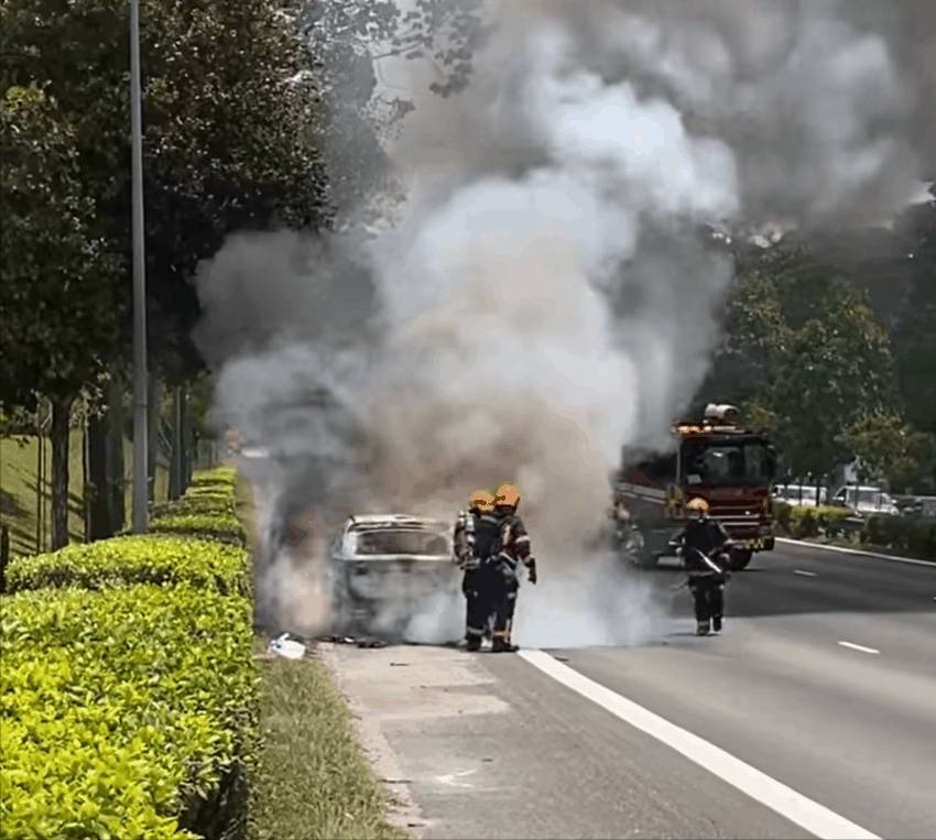 "早上，我的寶馬在新加坡路上自燃了！燒成一堆廢鐵...”