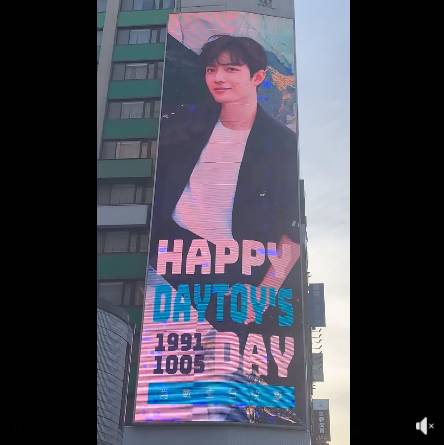 粉丝包下新加坡乌节路威士马广场LED大屏幕,为肖战献上生日祝福