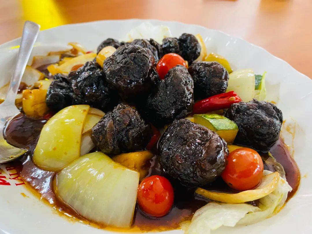 人均$15吃滿滿一桌!組屋樓下魚頭爐,湯底熬制5小時,太鮮了