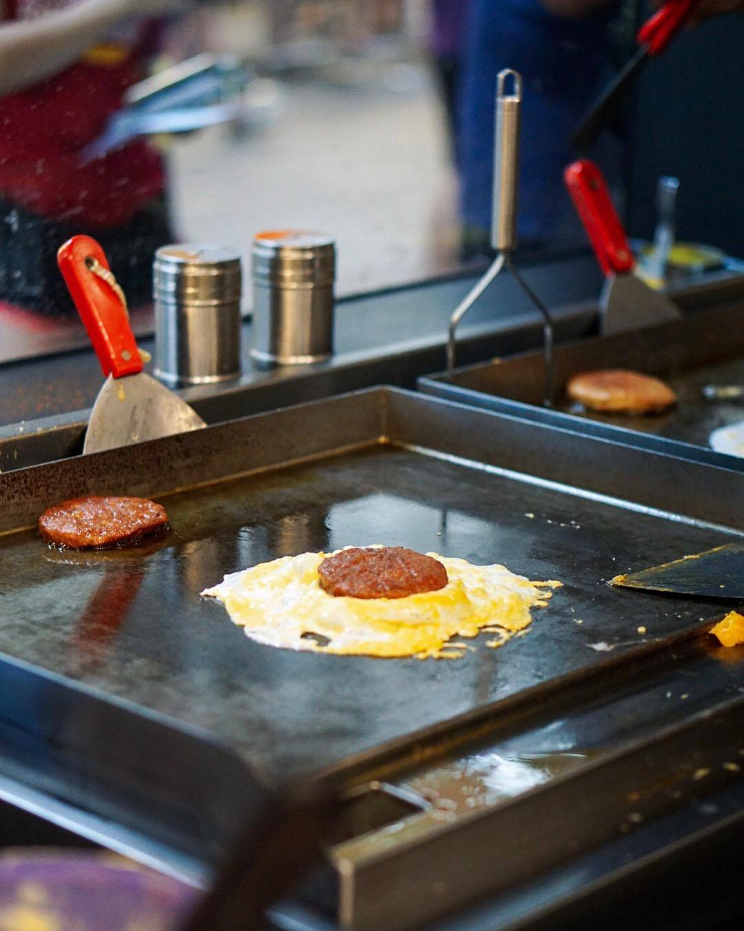 老板玩很大🔥 Ramly Burger塞滿四層肉餅，漢堡比你嘴還大！卡路裏炸彈=秘制醬料+邪惡組合💣