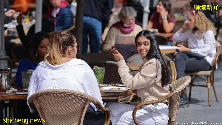 這些國家已成功和病毒共存：徹底解封，街頭到處是人！新加坡還有多遠