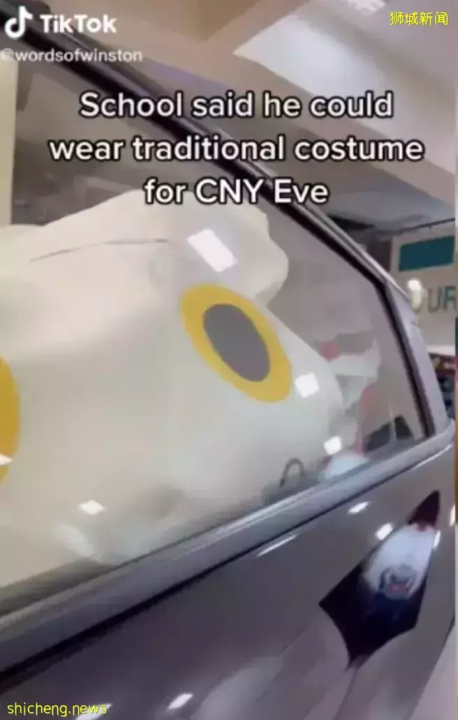 新加坡学生除夕夜穿着招财猫服装上学火了