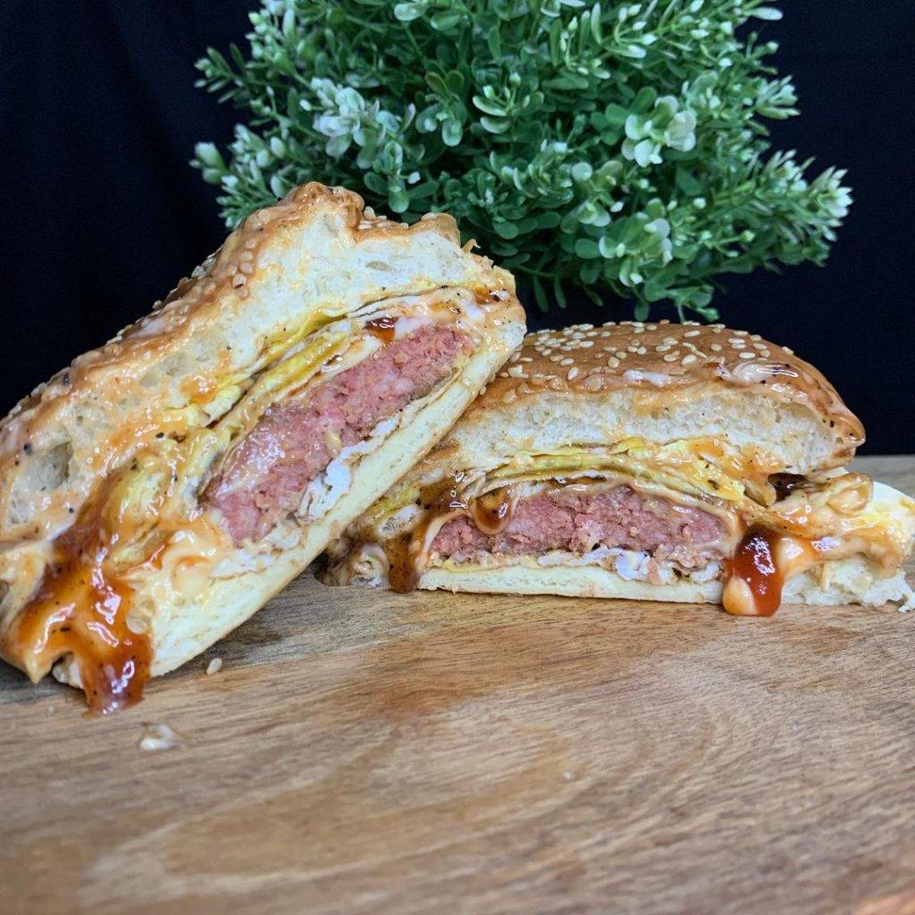 宵夜就吃它！義順&勿洛驚現Ramly Burger攤位🍔 街頭特色漢堡，特調醬汁+雙層肉餅超給力