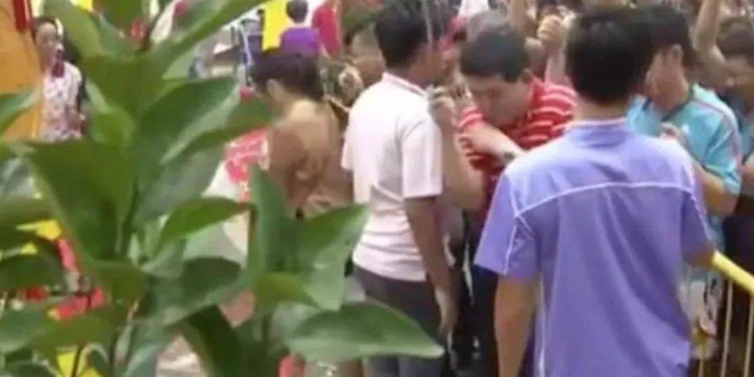 新加坡總理李顯龍魔性拜年視頻火了！各部長花式拜年，竟有財神爺上門討債