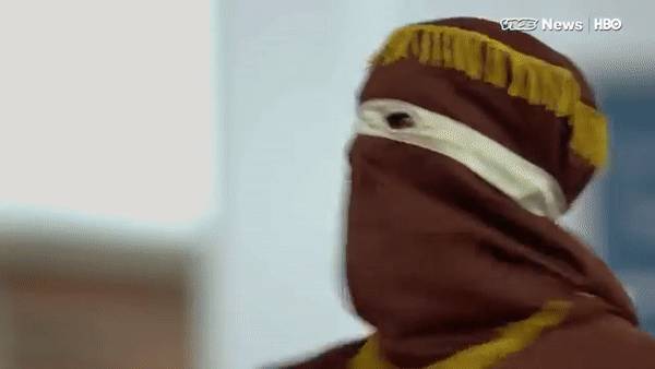 实拍!印尼19岁男子被当街鞭刑146下!打得比新加坡还狠